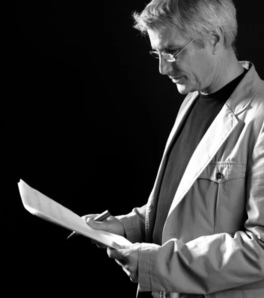 Homem de negócios lendo no trabalho, cabelos grisalhos sênior — Fotografia de Stock
