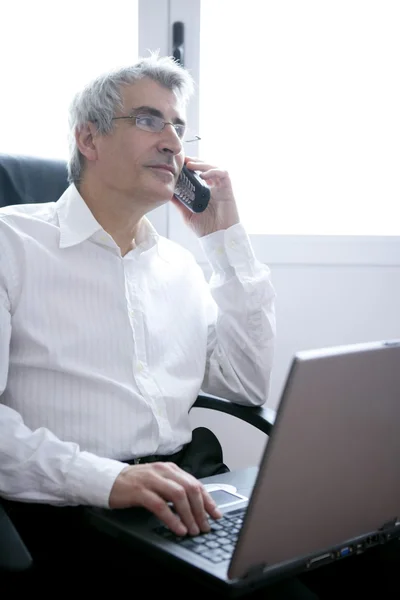Homme d'affaires ordinateur portable de travail, cheveux gris senior — Photo