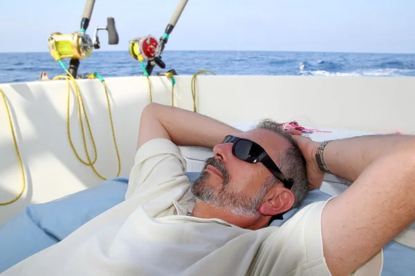 Marinaio anziano pescatore relax in barca pesca mare — Foto Stock