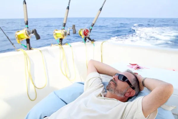 Marin pêcheur sénior se détendre sur bateau de pêche mer — Photo