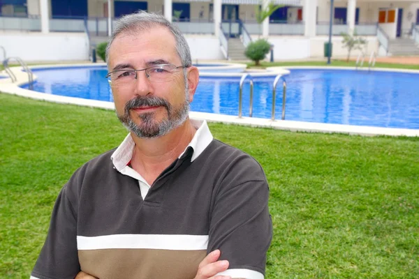 Senior lunettes homme se détendre sur la piscine de jardin de vacances — Photo