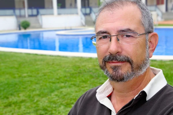 Senior hombre gafas relajarse en vacaciones jardín piscina —  Fotos de Stock