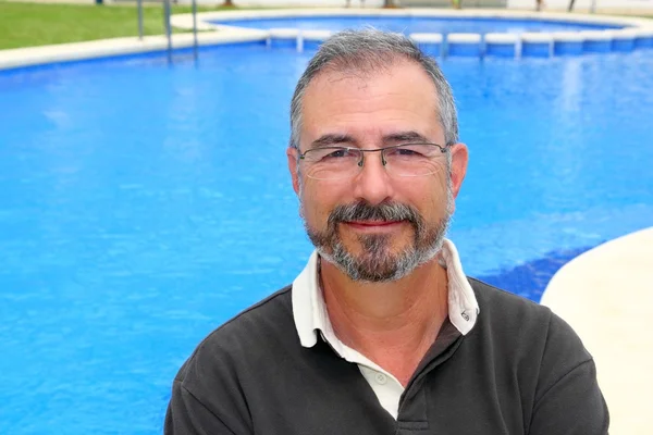 Ανώτερος χαμογελαστός άνθρωπος διακοπές στο μπλε πισίνα ευτυχισμένη — Φωτογραφία Αρχείου