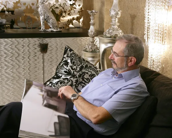 Senion homem leitura sofá luxo sala de estar — Fotografia de Stock
