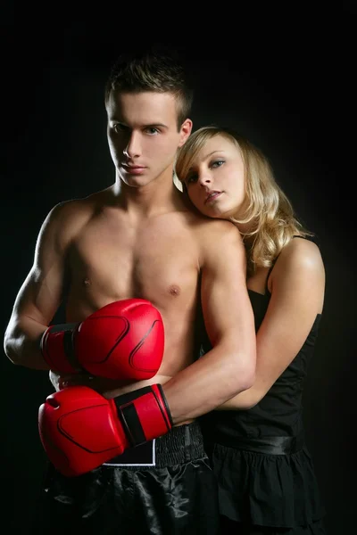 Para blond dziewczynka i przystojny bokser człowiek — Zdjęcie stockowe