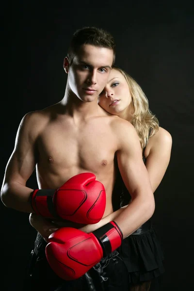 Sexy joven boxeador masculino con rubia hermosa chica — Foto de Stock