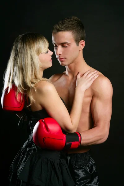 几个金发碧眼的女孩和英俊拳击手的男人 — 图库照片