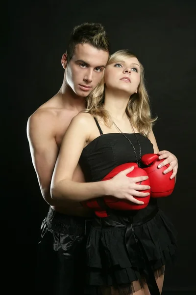 Sexy joven boxeador masculino con rubia hermosa chica — Foto de Stock
