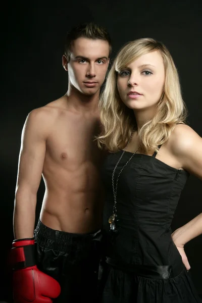 ブロンドの美しい女の子とセクシーな若い男性のボクサー — ストック写真