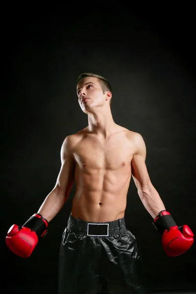Genç adam stüdyoda boks şeklinde — Stok fotoğraf