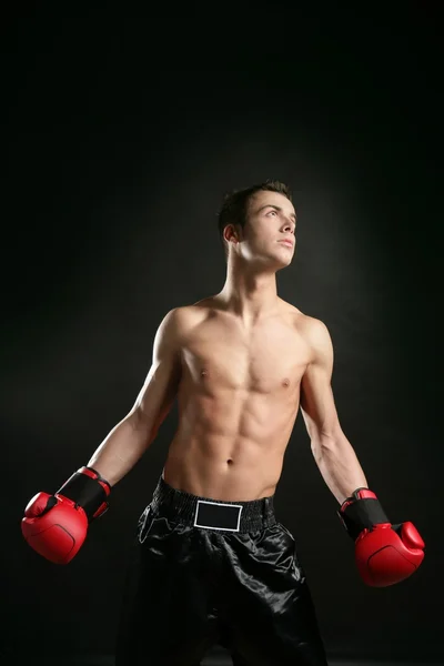Молодий боксер ізольований на студії — стокове фото
