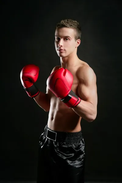 Jovem em forma de homem de boxe, estúdio tiro — Fotografia de Stock