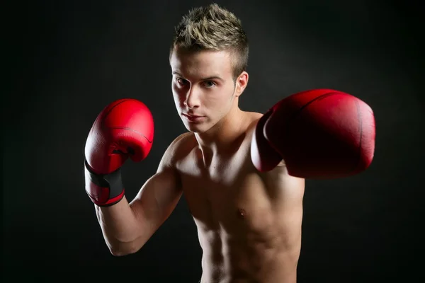 Jeune boxeur isolé en studio — Photo