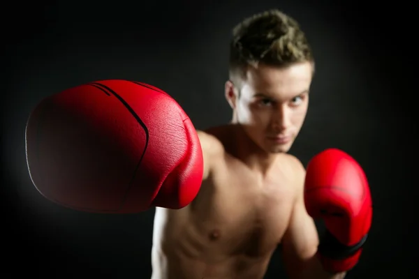 ボクシングの形をした青年 — ストック写真