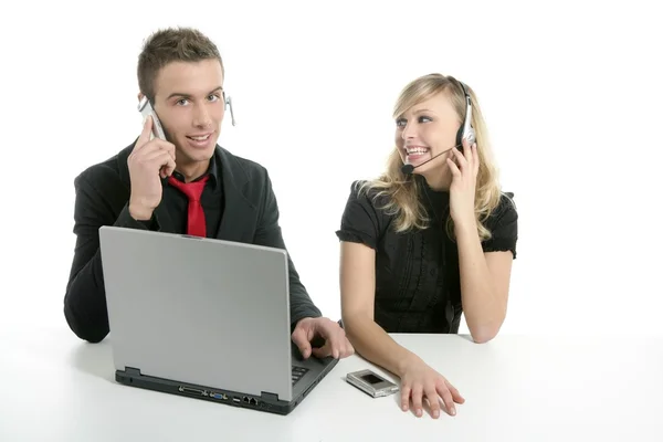 Jovem casal de negócios laptop isolado em branco — Fotografia de Stock