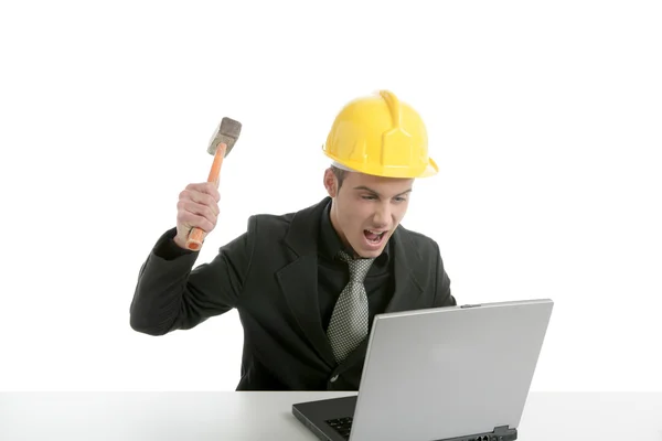 Homme d'affaires en colère et marteau avec ordinateur — Photo
