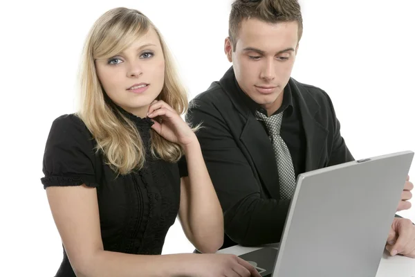 Företagare par med laptop på bord — Stockfoto