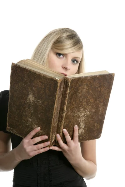Hermosa chica estudiante rubia con libro viejo — Foto de Stock