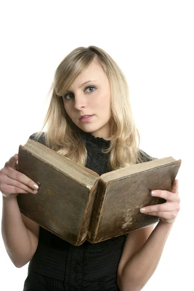 Blonde belle étudiante lisant un vieux livre — Photo