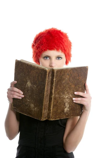 Красивая женщина, оранжевый парик чтение старой книги — стоковое фото