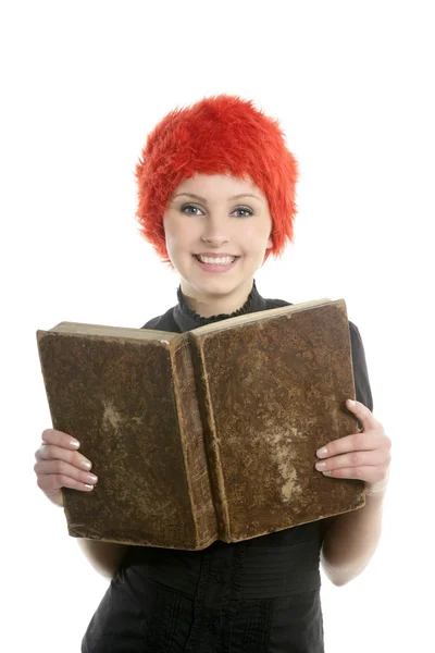 Schöne Frau, orangefarbene Perücke beim Lesen eines alten Buches — Stockfoto