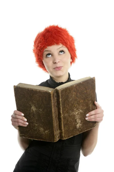 Vacker kvinna, orange peruk läser gamla bok — Stockfoto