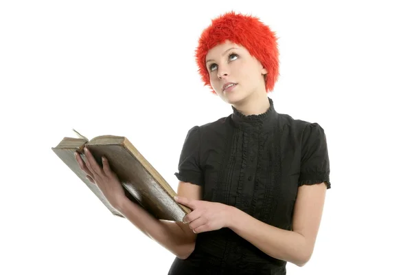 Vacker kvinna, orange peruk läser gamla bok — Stockfoto