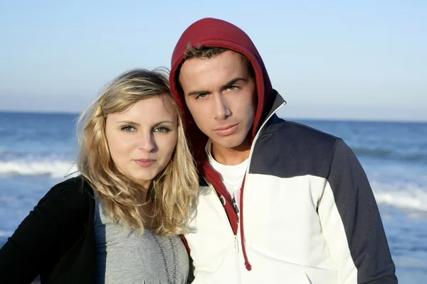 Bella giovane coppia sulla spiaggia blu — Foto Stock