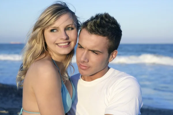 Beau jeune couple sur la plage bleue — Photo