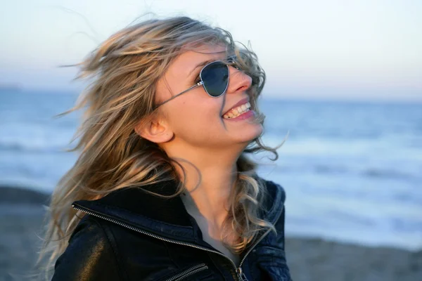 Blond meisje met zonnebril op het strand — Stockfoto