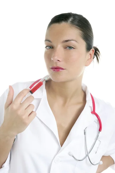 Mulher médica com seringa vermelha nos lábios — Fotografia de Stock