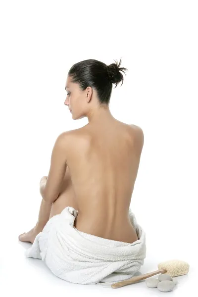 Nu sentar mulher de volta com toalha branca — Fotografia de Stock