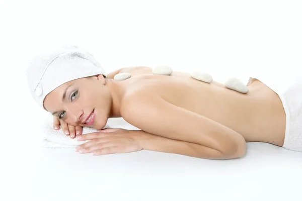 Bella donna rilassata sulla spa con trattamento di pietra — Foto Stock
