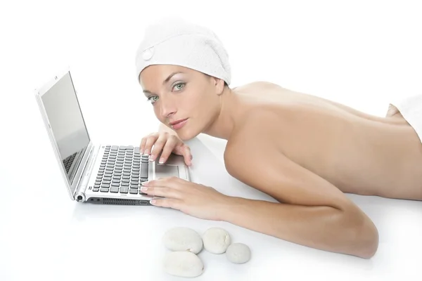 Schöne Frau im Wellnessbereich arbeitet mit Laptop — Stockfoto