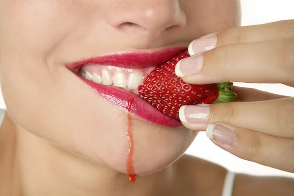 Closeup makro ženy jíst jahody — Stock fotografie