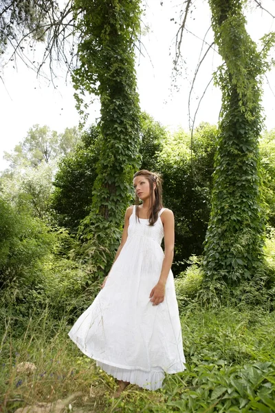 Mujer mágica en el bosque, vestido blanco largo — Foto de Stock
