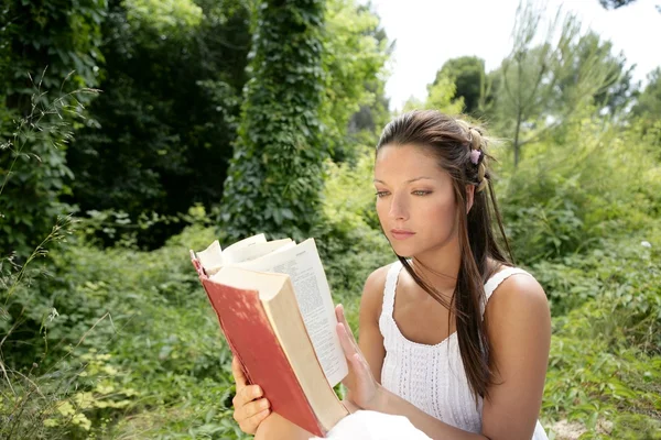 Krásná žena s knihou v lese, příroda — Stock fotografie