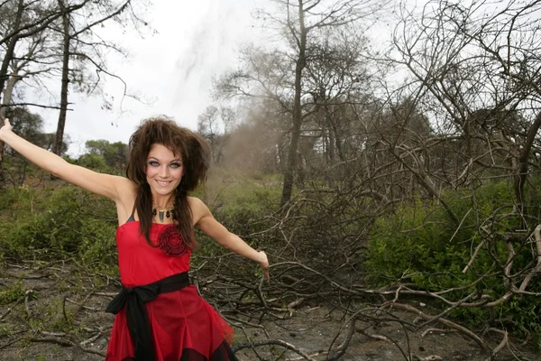 Mooie vrouw, zwarte magie op verbrande bos — Stockfoto