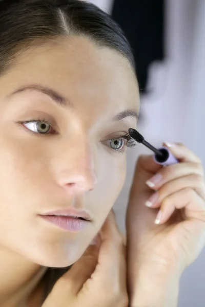 Vacker kvinna porträtt på spegeln makeup — Stockfoto