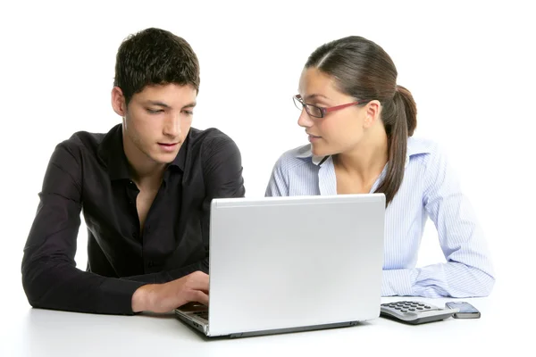 Coopération travail d'équipe jeune couple avec ordinateur portable — Photo