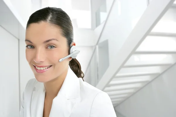 Auriculares teléfono mujer de negocios vestido de blanco — Foto de Stock