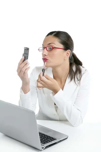 Affärskvinna med läppstift och mobiltelefon — Stockfoto