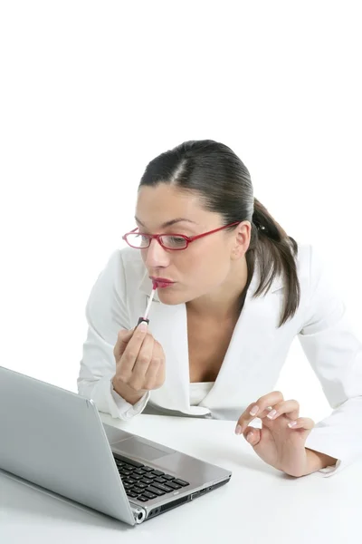 Femme d'affaires avec rouge à lèvres et ordinateur portable — Photo