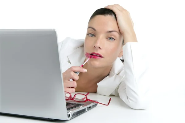 Mulher de negócios com batom vermelho e laptop — Fotografia de Stock