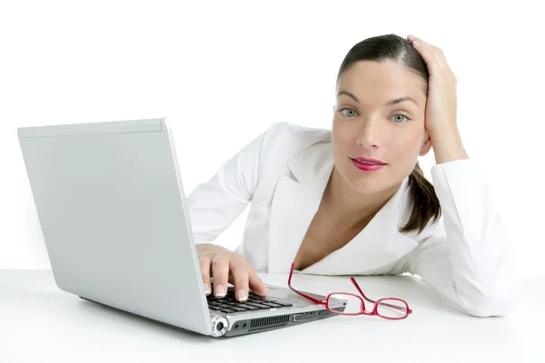 Krásný bílý obrázek podnikatelka a laptop — Stock fotografie