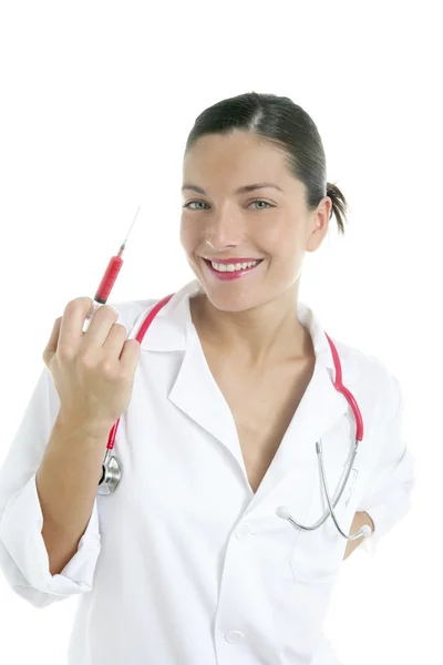 Mulher bonita médico com seringa vermelha — Fotografia de Stock