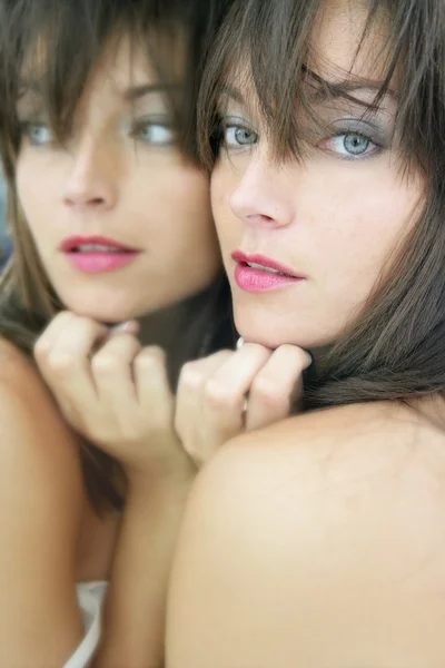 Vacker sexig ung kvinna poserar spegelKrásná sexy mladá žena představuje zrcadlo — Stock fotografie