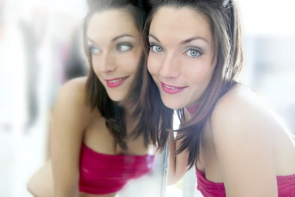 Bela sexy jovem mulher posando espelho — Fotografia de Stock
