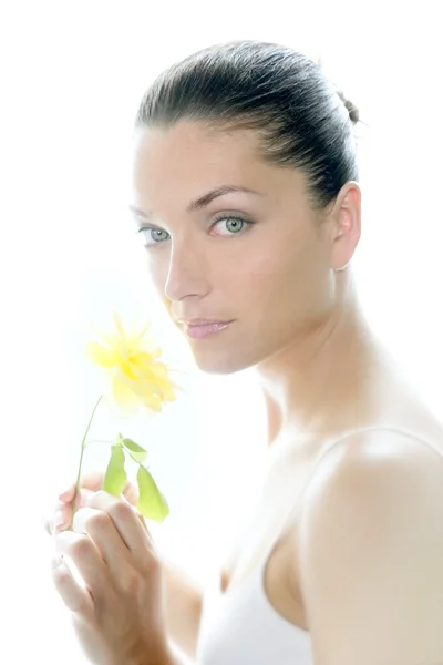 Mooie vrouw portret met gele roos — Stockfoto