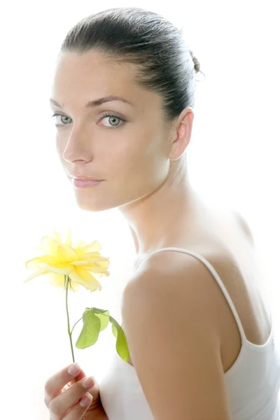 Mooie vrouw portret met gele roos — Stockfoto